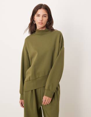 ASOS DESIGN - Sweatshirt aus Interlock-Stoff in Khaki mit asymmetrischem Saum und Trichterkragen-Grün