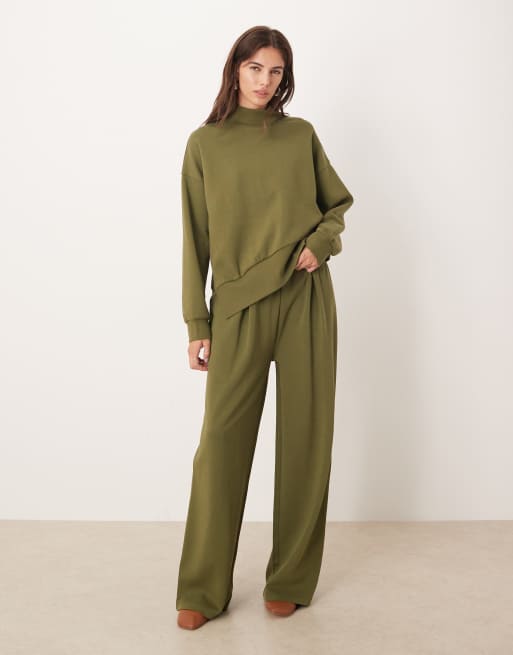 ASOS DESIGN – Sweatshirt aus Interlock-Stoff in Khaki mit asymmetrischem Saum und Trichterkragen, 3 von 4