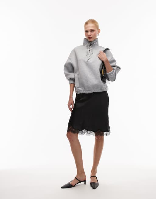 ASOS DESIGN – Sweatshirt aus Material in Neoprenoptik in grau meliert mit Trichterkragen und Spitzendetail, 3 von 4