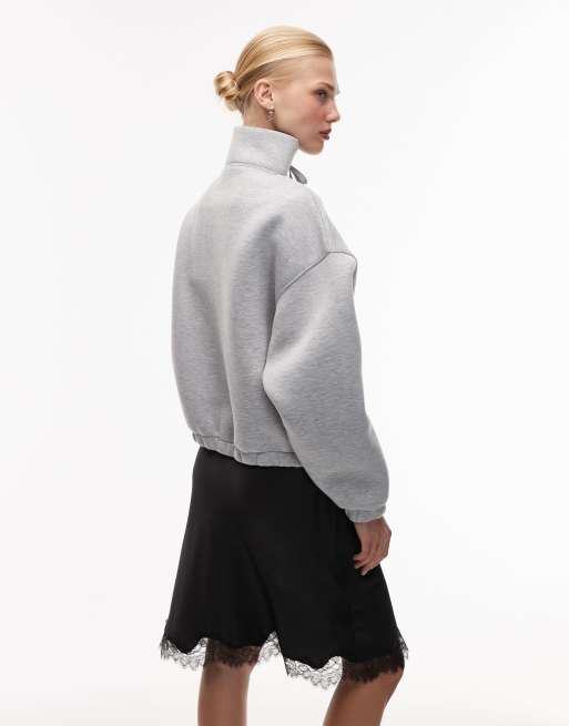 ASOS DESIGN – Sweatshirt aus Material in Neoprenoptik in grau meliert mit Trichterkragen und Spitzendetail, 4 von 4