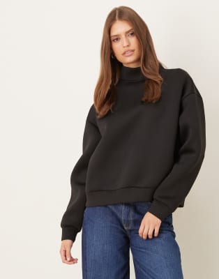 ASOS DESIGN - Sweatshirt aus neoprenartigem Stoff in Schwarz mit Stehkragen