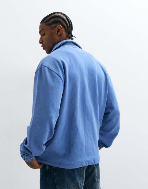 ASOS DESIGN sweatshirt coupe décontractée à col polo fendu avec ourlet resserrable et délavé à l'acide en bleu, 4 de 5