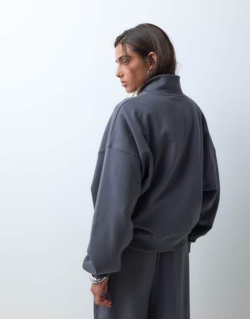 ASOS DESIGN sweatshirt i interlock med ståkrage i kolgrå, 4 av 5