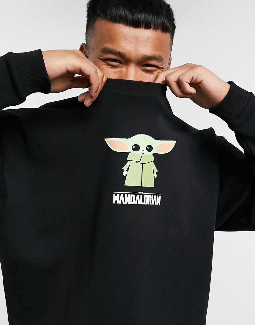 ASOS DESIGN – Sweatshirt i oversize-modell med tryck av baby Yoda och texten ”Mandalorian”-Svart