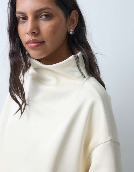 ASOS DESIGN sweatshirt i satinjersey med dragkedjedetalj och ståkrage i elfenben, 3 av 4