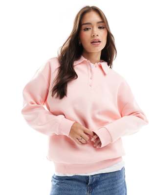 ASOS DESIGN - Sweatshirt in Babyrosa mit Henley-Detail