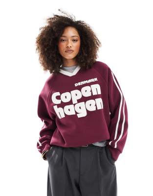 ASOS DESIGN - Sweatshirt in Burgunderrot mit „Copenhagen"-Print und V-Ausschnitt