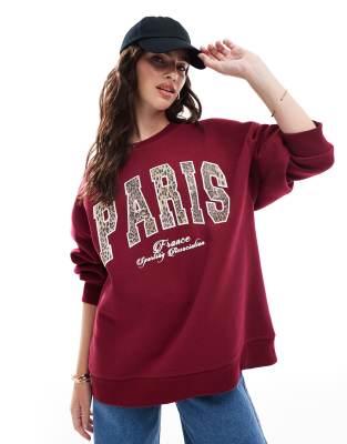 ASOS DESIGN - Sweatshirt in Burgunderrot mit „Paris"-Print mit Leopardenmuster