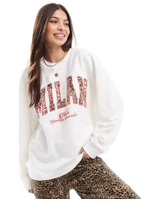 ASOS DESIGN - Sweatshirt in Cremeweiß mit „Milan"-Print mit Leopardenmuster