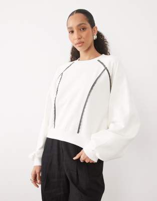 ASOS DESIGN - Sweatshirt in Cremeweiß mit Spitzenbesatz