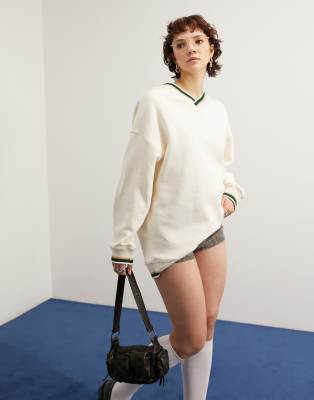 ASOS DESIGN - Sweatshirt in Ecru mit Streifen an den Bündchen und am Ausschnitt-Weiß