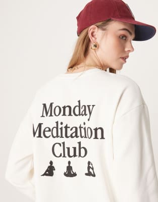 ASOS DESIGN - Sweatshirt in Elfenbeinweiß mit „Meditation Club"-Schaumdruck