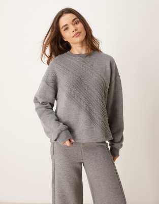 ASOS DESIGN - Sweatshirt in Grau mit gespleißtem Design und Zopfmuster, Kombiteil