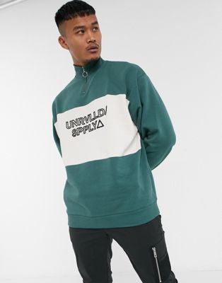 ASOS DESIGN - Sweatshirt in groen met korte rits en 'unrvlld supply'-tekstprint