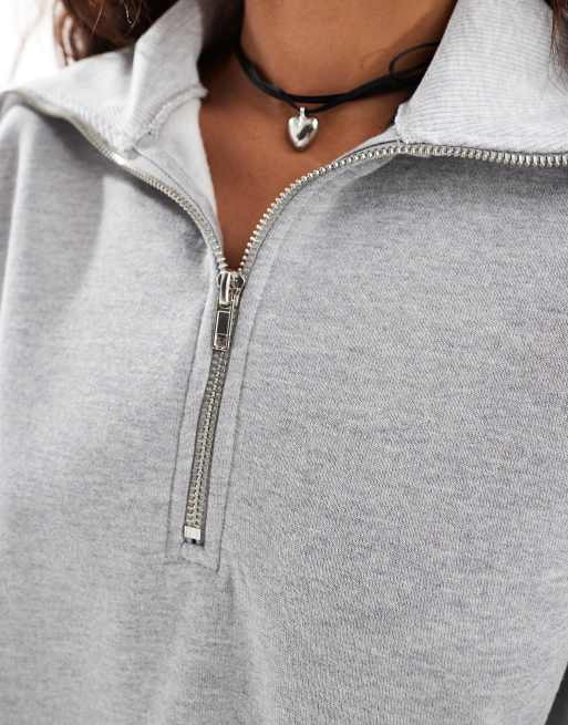 ASOS DESIGN – Sweatshirt in Kalkgrau mit kurzem Reißverschluss und Stehkragen, 3 von 4