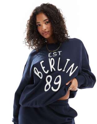 ASOS DESIGN - Sweatshirt in Marineblau mit „Berlin"-Applikation