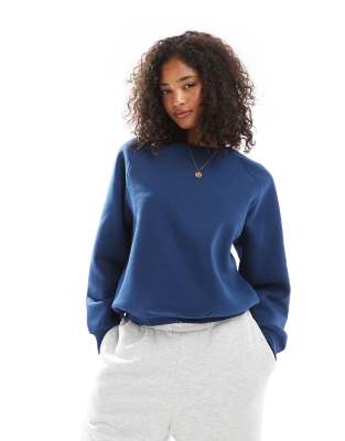 ASOS DESIGN - Sweatshirt in Marineblau mit Raglanärmeln