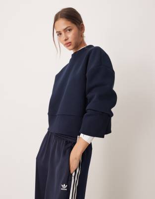 ASOS DESIGN - Sweatshirt in Marineblau mit Rundhalsausschnitt