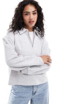 ASOS DESIGN - Sweatshirt in meliertem Eisgrau mit kurzem Reißverschluss und Kragen