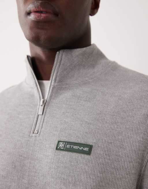 ASOS DESIGN – Sweatshirt in meliertem Grau mit kurzem Reißverschluss und gummiertem Aufnäher, 5 von 5