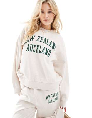 ASOS DESIGN - Sweatshirt in meliertem Hellbeige mit „Auckland"-Stickerei-Braun