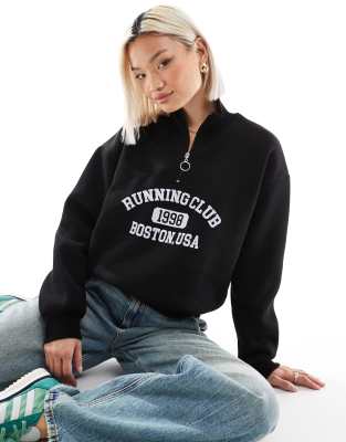 ASOS DESIGN - Sweatshirt in Schwarz mit „Boston Running Club"-Print, Stehkragen und kurzem Reißverschluss