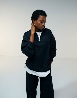 ASOS DESIGN - Sweatshirt in Schwarz mit kurzem Reißverschluss, Kombiteil