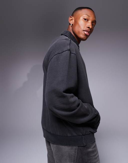 ASOS DESIGN – Sweatshirt in schwarzer Acid-Waschung mit Polokragen und Brustprint, 3 von 4