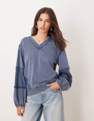 ASOS DESIGN - Sweatshirt in verwaschenem Blau mit V-Ausschnitt und Waffelstruktur-Einsatz