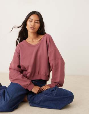 ASOS DESIGN - Sweatshirt in verwaschenem Burgunderrot mit Ziernaht und U-Ausschnitt