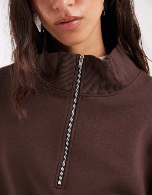ASOS DESIGN sweatshirt med halv dragkedja, boxig passform och ståkrage i brun, 3 av 4