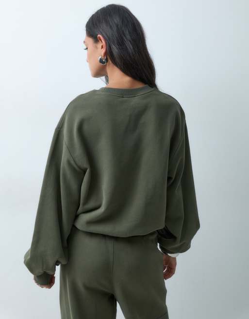 ASOS DESIGN sweatshirt met ronde hals en utilityzak in kaki, 5 van 5