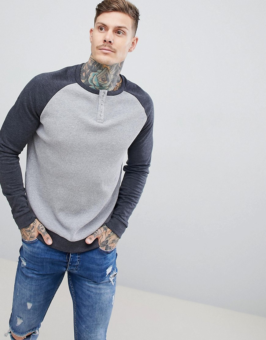 ASOS Design - Sweatshirt met wafeltextuur, zonder kraag en contrasterende raglanmouwen-Grijs