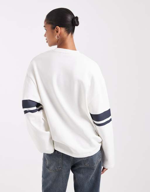 ASOS DESIGN sweatshirt varsity à appliqué en crème, 4 de 4