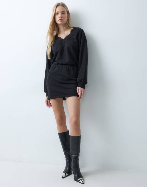 ASOS DESIGN sweatshirtklänning med spetskant och v-ringning i svart, 2 av 5