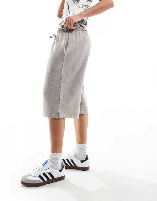 ASOS DESIGN - Sweatshort met lange pasvorm van zware stof in acid grijs met wassing