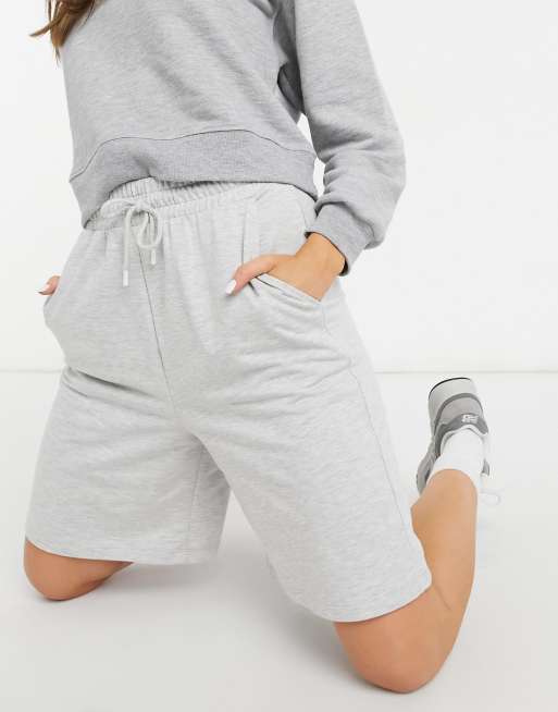 ASOS DESIGN - Sweatshort met langere lengte in grijs