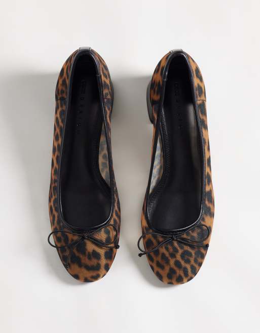 ASOS DESIGN Sweet Pea skor med rosettdetalj, blockklack och mellanhög skaft i leopardmönstrad mesh, 2 av 4