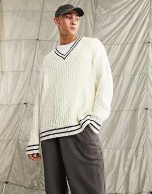 ASOS DESIGN – Sweter krykietowy z dzianiny o warkoczowym splocie w kolorze złamanej bieli z granatową lamówką