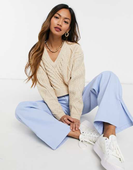 ASOS DESIGN – Sweter o krótkim fasonie z warkoczowym splotem w kolorze kamiennego beżu