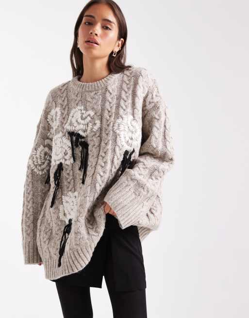 ASOS DESIGN – Sweter oversize w kolorze naturalnym z warkoczowym splotem i haftowanym kwiatowym wzorem