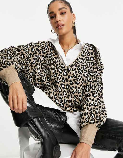 ASOS DESIGN – Sweter z dekoltem w szpic i żakardowym wzorem zwierzęcym