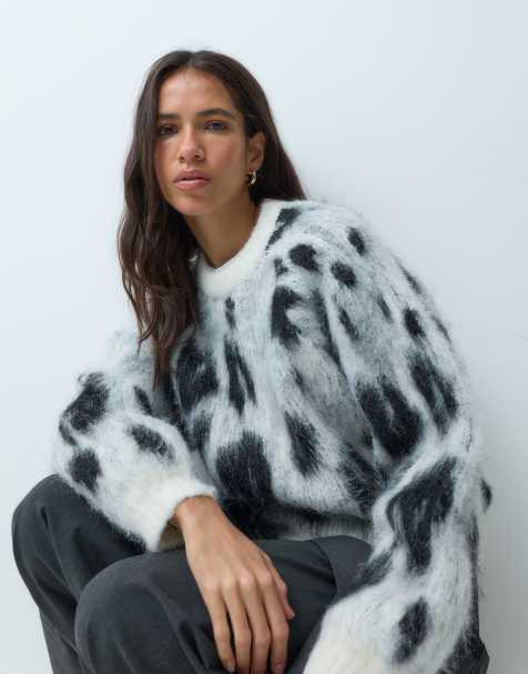ASOS DESIGN sweter z okrągłym dekoltem, szczotkowany, w monochromatyczny wzór zwierzęcy - view 1