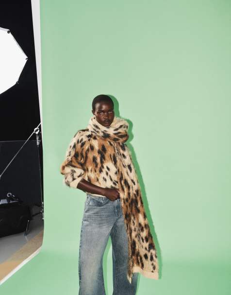 ASOS DESIGN sweter z okrągłym dekoltem we wzór leopard w brązie - view 1