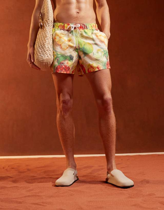 ASOS DESIGN - swim short in short length in fruit print