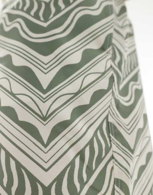 ASOS DESIGN swim shorts in short length in green geo print , 4 of 4
