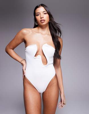 ASOS DESIGN - Sydney - Hochwertiger, trägerloser Badeanzug in Elfenbeinweiß mit Zierausschnitt