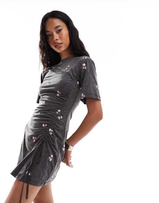 ASOS DESIGN – Szara haftowana sukienka mini z krótkimi rękawami, marszczonymi bokami i efektem sprania