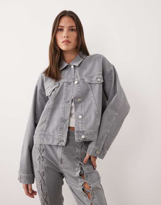 ASOS DESIGN – Szary zestaw ze sznurowaniem w stylu lat 90.: jeansy o prostym kroju i kurtka jeansowa, 2 z 3