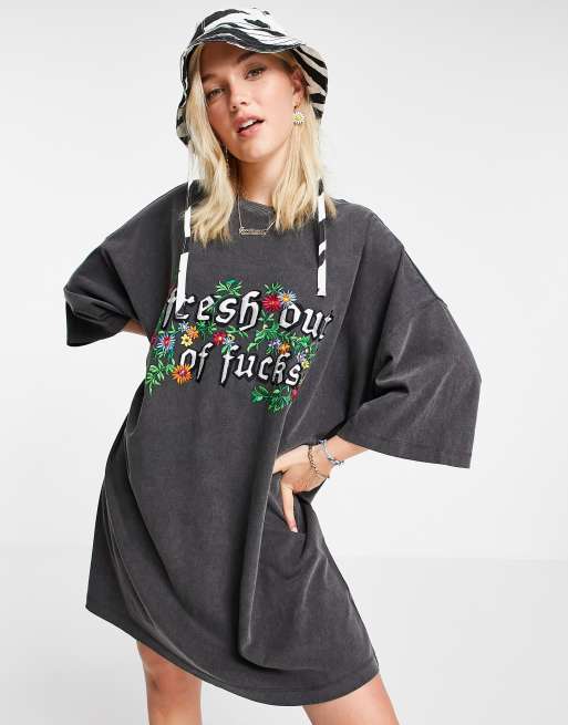 ASOS DESIGN – Szara sprana sukienka t-shirtowa oversize z napisem „Fresh out of f--ks”